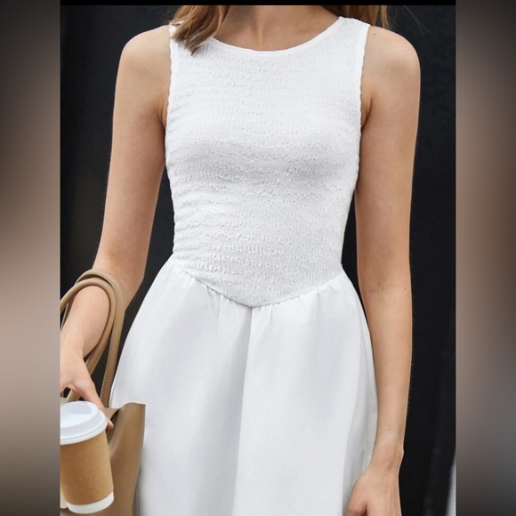 Elegant White Sleeveless Dress - Picture 6 of 16